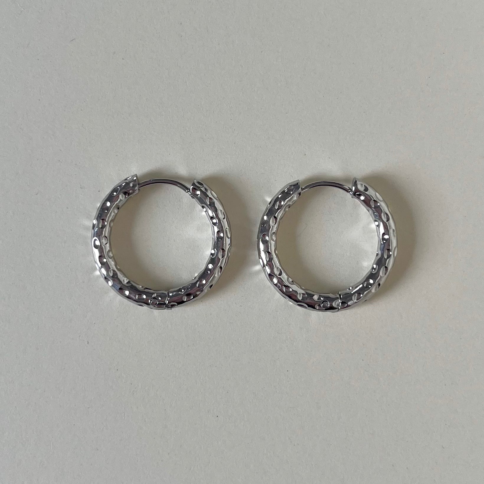 Créoles rondes martelées 22mm – Argenté
