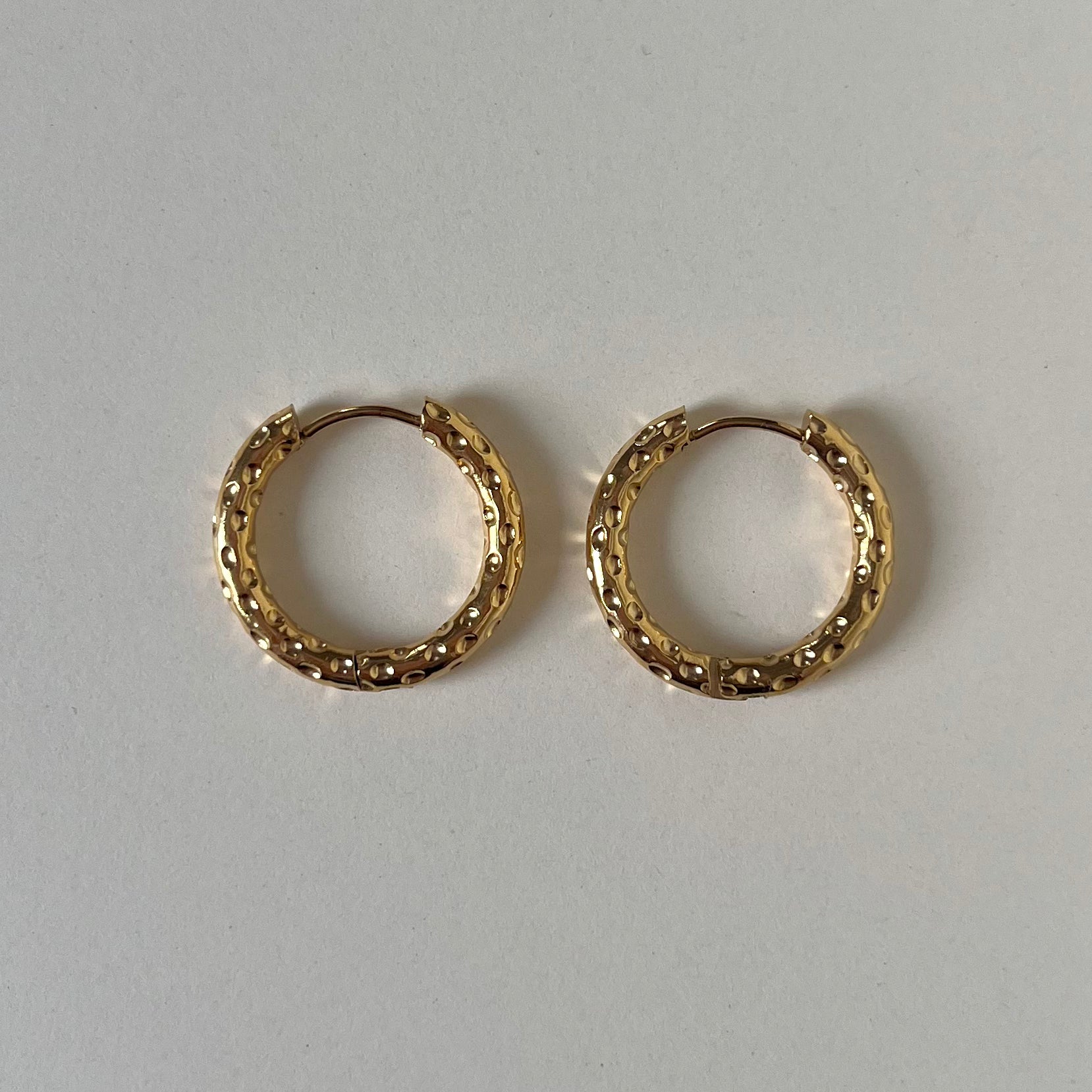 Créoles rondes martelées 22mm – Doré