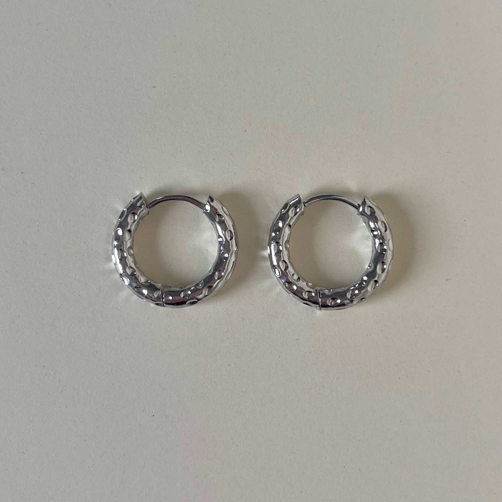 Créoles rondes martelées 18mm – Argenté