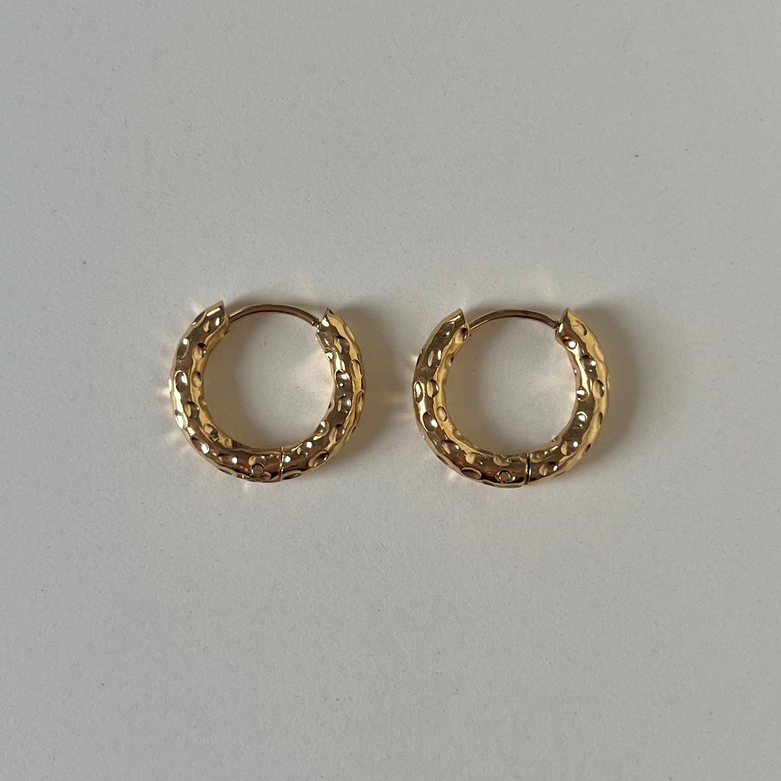 Créoles rondes martelées 18mm – Doré